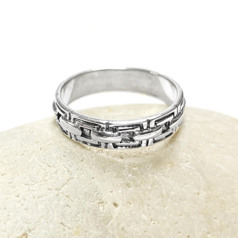 Une bague en argent massif 925 avec un motif Chaînage.
La bague présente un motif détaillé de chaînes entrelacés, créant une surface texturée. Plusieurs vues mettent en valeur le savoir-faire et le design complexe de la bague.
Vu bague posée sur une pierre.
Artisanat durable local. Fait main. Boutique de confiance aux milliers de ventes.