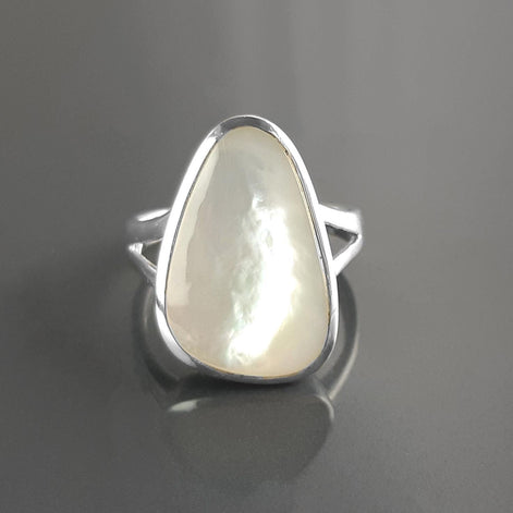 White Delta Ring 925 Sterling Silver, Mother of Pearl Shell Minimalist White Stone Ring, Geometric Triangle Designed Ring, Delta Ring