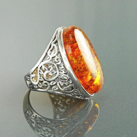 Filigree detail of the setting of the Vintage-style Cognac-colored Oval Amber 925 Silver Ring with laurel branches.