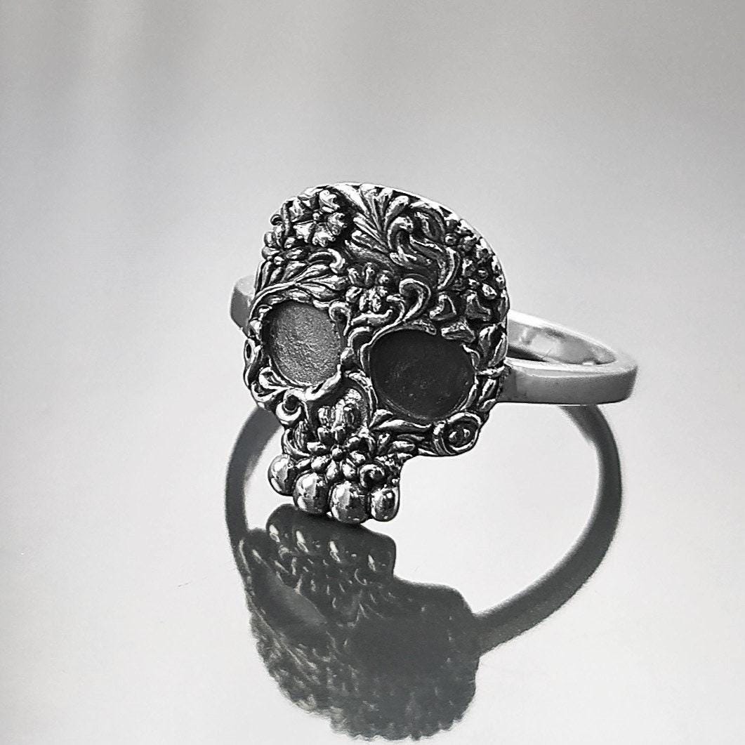 Vue de biais - Bague Crâne Tête de Mort Gothique motif floral, Argent 925