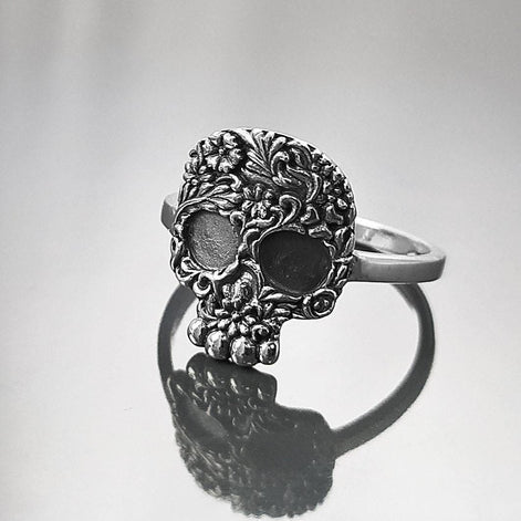 Vue de biais - Bague Crâne Tête de Mort Gothique motif floral, Argent 925