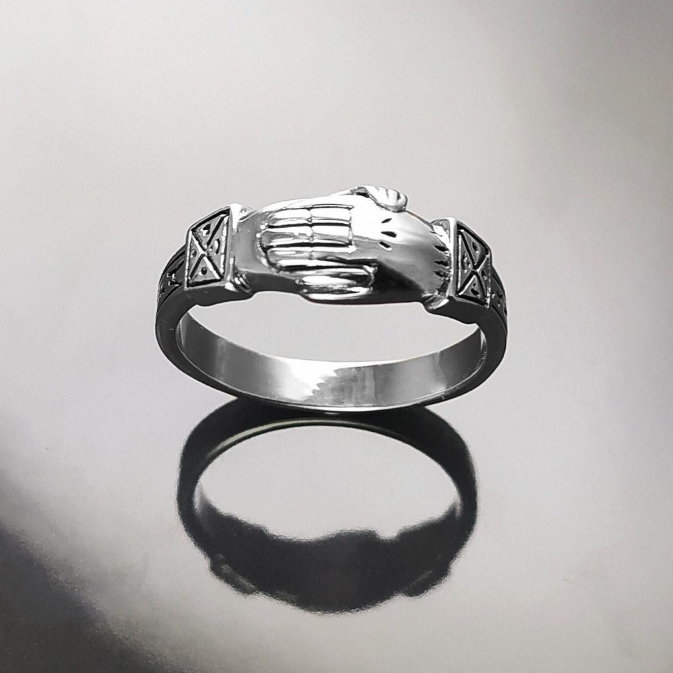 Bague argent 925 FEDE symbole de fidélité et de confiance mutuelle.
Alliance argent pour s'unir simplement.
Deux mains se serrent mutuellement pour sceller une union sacrée.
vu d'en bas.
Qualité artisanale sûre. Local. Durable. Boutique de confiance recommandée.