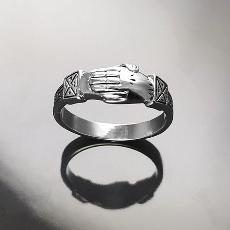 Bague argent 925 FEDE symbole de fidélité et de confiance mutuelle.
Alliance argent pour s'unir simplement.
Deux mains se serrent mutuellement pour sceller une union sacrée.
vu d'en bas.
Qualité artisanale sûre. Local. Durable. Boutique de confiance recommandée.