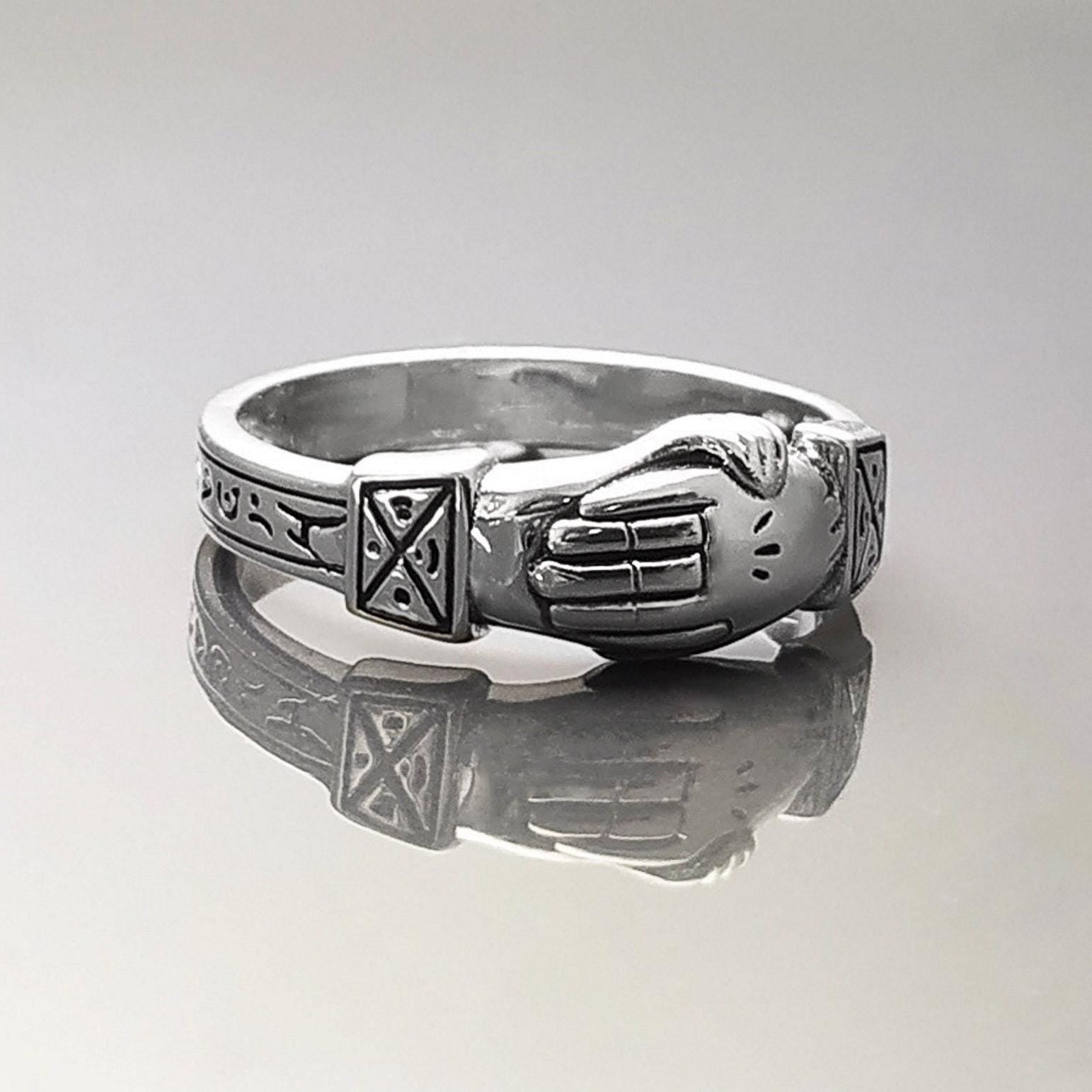 Bague argent 925 FEDE symbole de fidélité et de confiance mutuelle.
Alliance argent pour s'unir simplement.
Deux mains se serrent mutuellement pour sceller une union sacrée.
vu posée.
Qualité artisanale sûre. Local. Durable. Boutique de confiance recommandée.