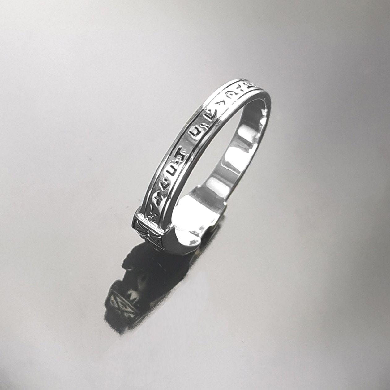 Bague argent 925 FEDE symbole de fidélité et de confiance mutuelle.
Alliance argent pour s'unir simplement.
Deux mains se serrent mutuellement pour sceller une union sacrée.
vue de l'anneau avec des écritures.
Qualité artisanale sûre. Local. Durable. Boutique de confiance recommandée.