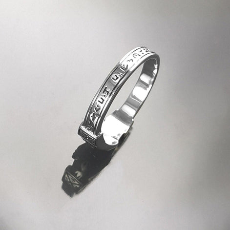 Bague argent 925 FEDE symbole de fidélité et de confiance mutuelle.
Alliance argent pour s'unir simplement.
Deux mains se serrent mutuellement pour sceller une union sacrée.
vue de l'anneau avec des écritures.
Qualité artisanale sûre. Local. Durable. Boutique de confiance recommandée.
