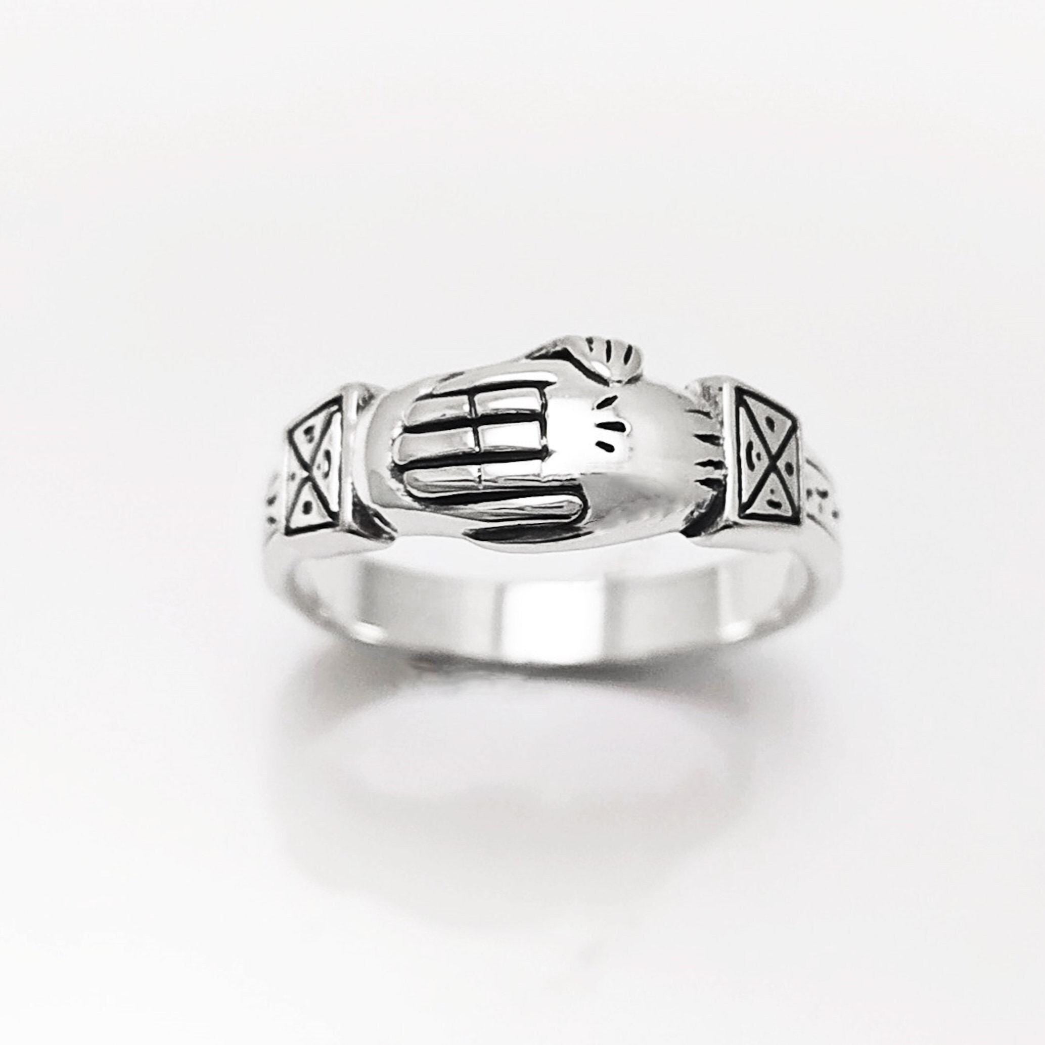 Bague argent 925 FEDE symbole de fidélité et de confiance mutuelle.
Alliance argent pour s'unir simplement.
Deux mains se serrent mutuellement pour sceller une union sacrée.
KRAMIKE est une marque de Bijoux de très bonne qualité avec un service clients au TOP.
Qualité artisanale sûre. Local. Durable. Boutique de confiance recommandée 5 étoiles.
