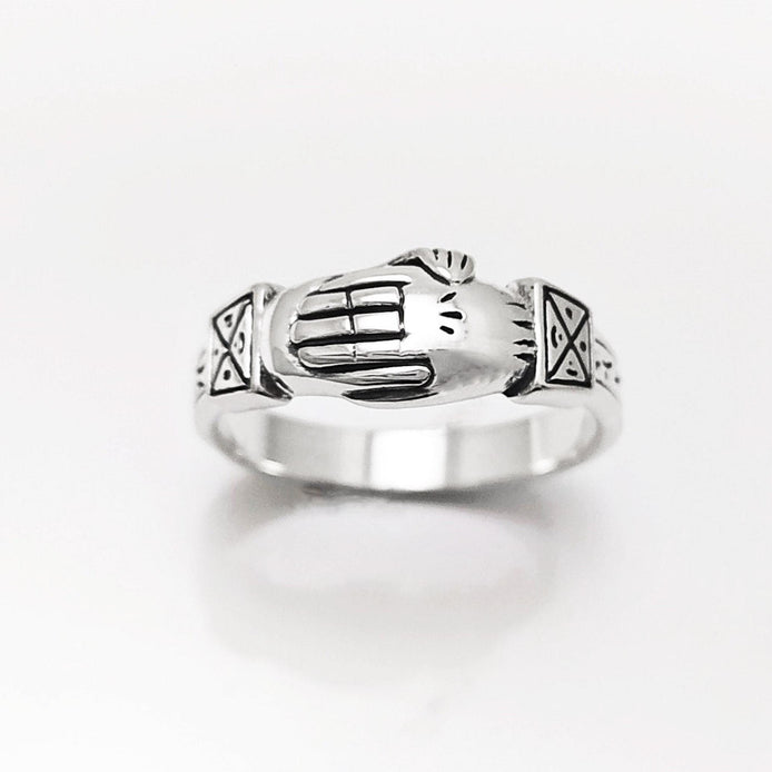 Bague argent 925 FEDE symbole de fidélité et de confiance mutuelle.
Alliance argent pour s'unir simplement.
Deux mains se serrent mutuellement pour sceller une union sacrée.
KRAMIKE est une marque de Bijoux de très bonne qualité avec un service clients au TOP.
Qualité artisanale sûre. Local. Durable. Boutique de confiance recommandée 5 étoiles.