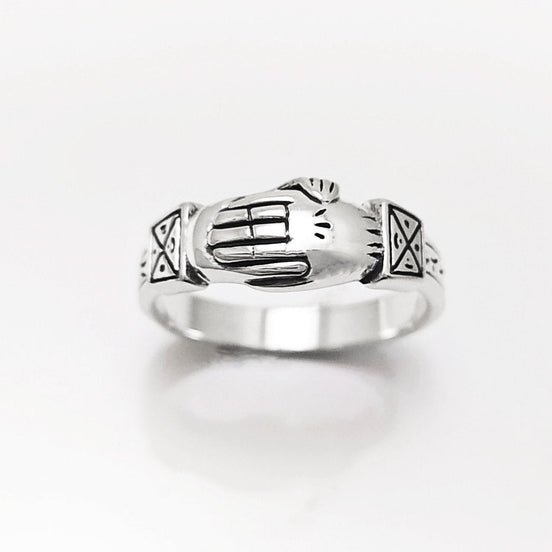 Bague argent 925 FEDE symbole de fidélité et de confiance mutuelle.
Alliance argent pour s'unir simplement.
Deux mains se serrent mutuellement pour sceller une union sacrée.
KRAMIKE est une marque de Bijoux de très bonne qualité avec un service clients au TOP.
Qualité artisanale sûre. Local. Durable. Boutique de confiance recommandée 5 étoiles.