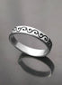 Bague Fine en Argent Massif 925 avec un motif régulier central. une frise de courbe qui va vers le haut et vers le bas.
vu de haut.
Bijou durable. Boutique aux milliers d'avis. Qualité créateur local.