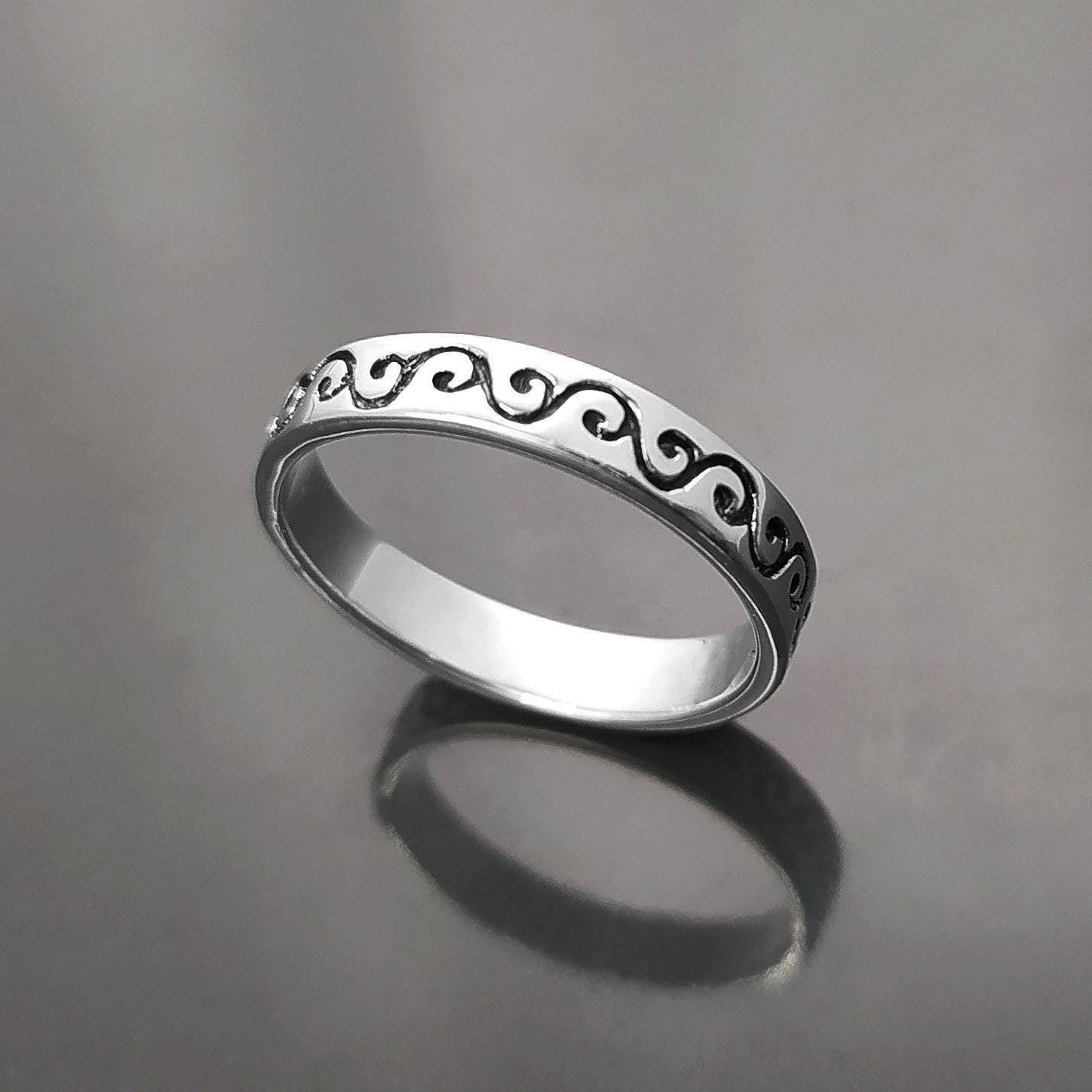 Bague Fine en Argent Massif 925 avec un motif régulier central. une frise de courbe qui va vers le haut et vers le bas.
vu de haut.
Bijou durable. Boutique aux milliers d'avis. Qualité créateur local.