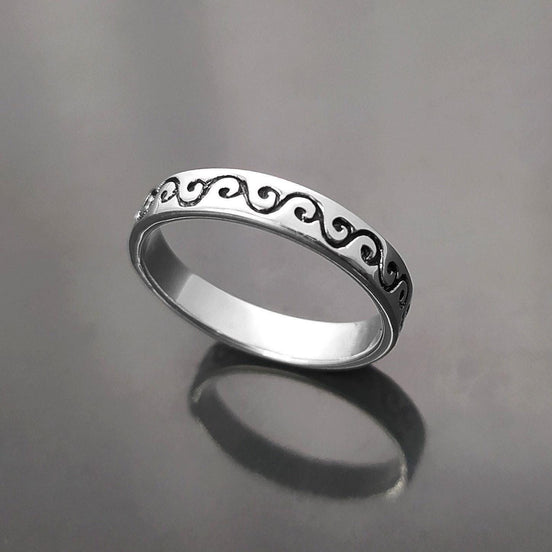 Bague Fine en Argent Massif 925 avec un motif régulier central. une frise de courbe qui va vers le haut et vers le bas.
vu de haut.
Bijou durable. Boutique aux milliers d'avis. Qualité créateur local.