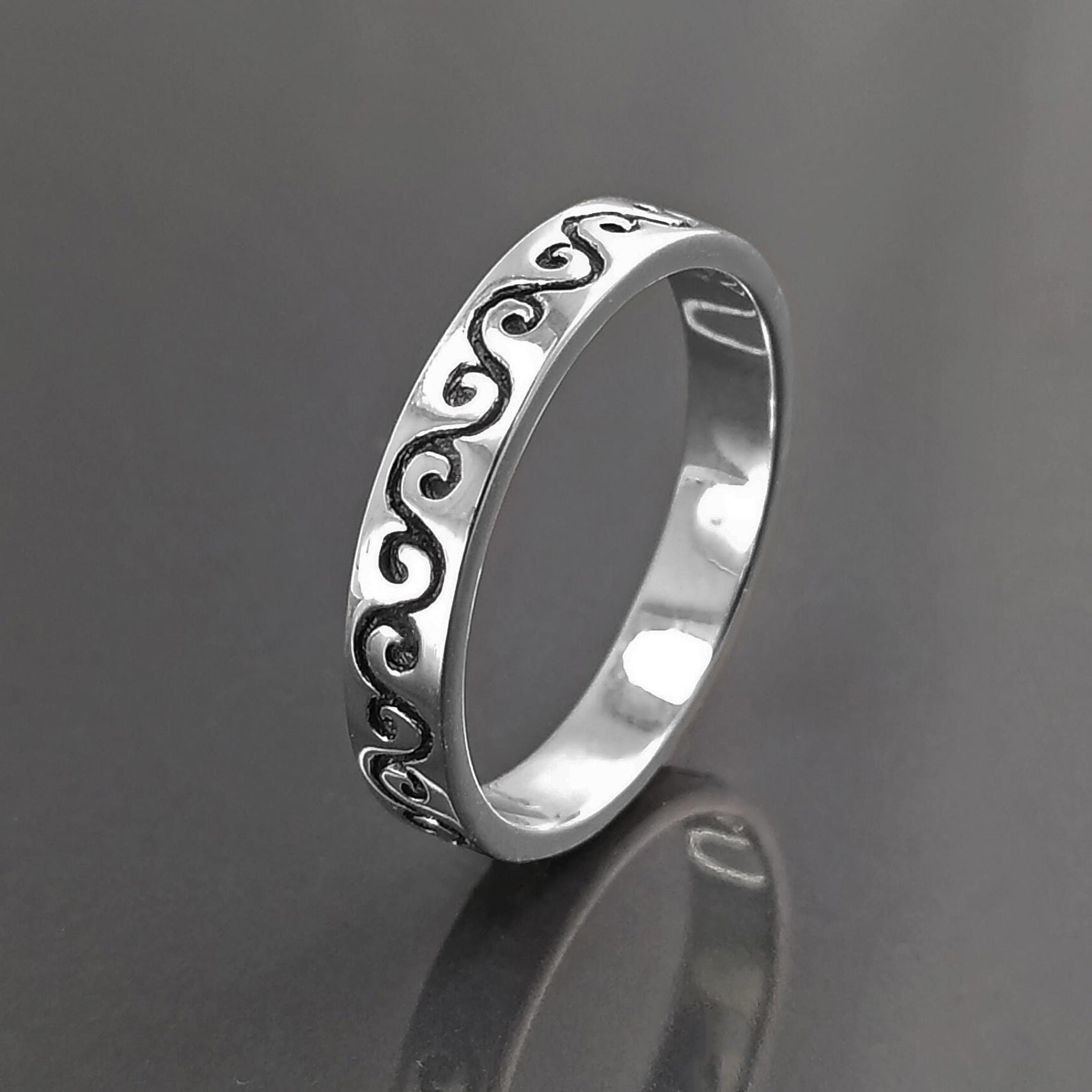 Bague Fine en Argent Massif 925 avec un motif régulier central. une frise de courbe qui va vers le haut et vers le bas.
vu de côté.
Bijou durable. Boutique aux milliers d'avis. Qualité créateur local.