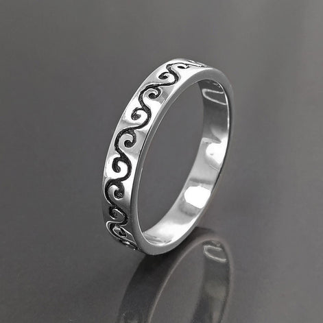 Bague Fine en Argent Massif 925 avec un motif régulier central. une frise de courbe qui va vers le haut et vers le bas.
vu de côté.
Bijou durable. Boutique aux milliers d'avis. Qualité créateur local.