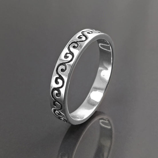Bague Fine en Argent Massif 925 avec un motif régulier central. une frise de courbe qui va vers le haut et vers le bas.
vu de côté.
Bijou durable. Boutique aux milliers d'avis. Qualité créateur local.
