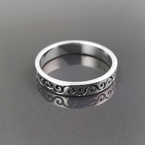 Bague Fine en Argent Massif 925 avec un motif régulier central. une frise de courbe qui va vers le haut et vers le bas.
vu posé.
Bijou durable. Boutique aux milliers d'avis. Qualité créateur local.