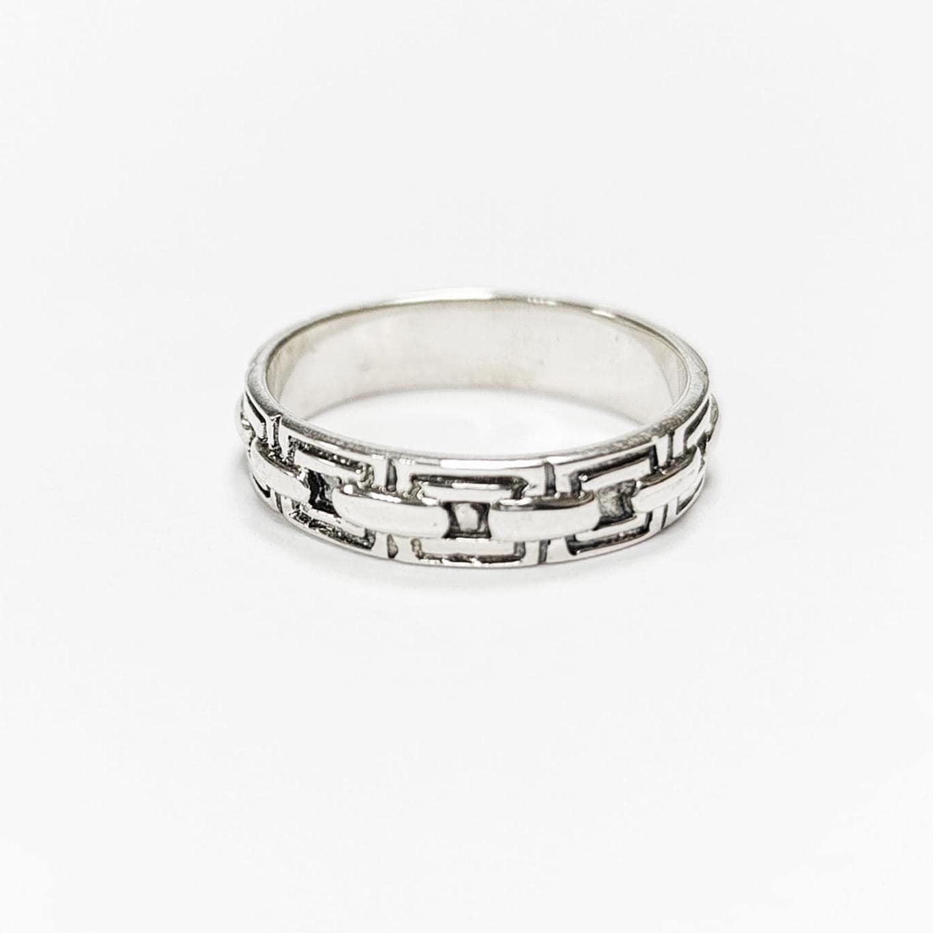 Une bague en argent massif 925 avec un motif Chaînage.
La bague présente un motif détaillé de chaînes entrelacés, créant une surface texturée. Plusieurs vues mettent en valeur le savoir-faire et le design complexe de la bague.
Vu bague posée.
Artisanat durable local. Fait main. Boutique de confiance aux milliers de ventes.