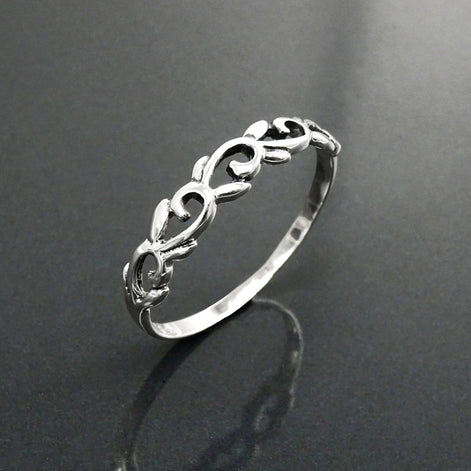 Une bague en argent massif 925 avec un anneau fin et arrondi avec un motif incurvé en relief sur la face. La bague a une finition polie, reflétant la lumière. La bague est un anneau à motif filigrané. Vu sur le côté, bague posée à la verticale.
Qualité artisanale sûre. Local. Durable. Boutique de confiance recommandée.