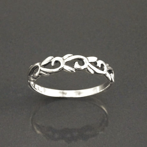Une bague en argent massif 925 avec un anneau fin et arrondi avec un motif incurvé en relief sur la face. La bague a une finition polie, reflétant la lumière. La bague est un anneau à motif filigrané. Vu sur le côté.
Qualité artisanale sûre. Local. Durable. Boutique de confiance recommandée.