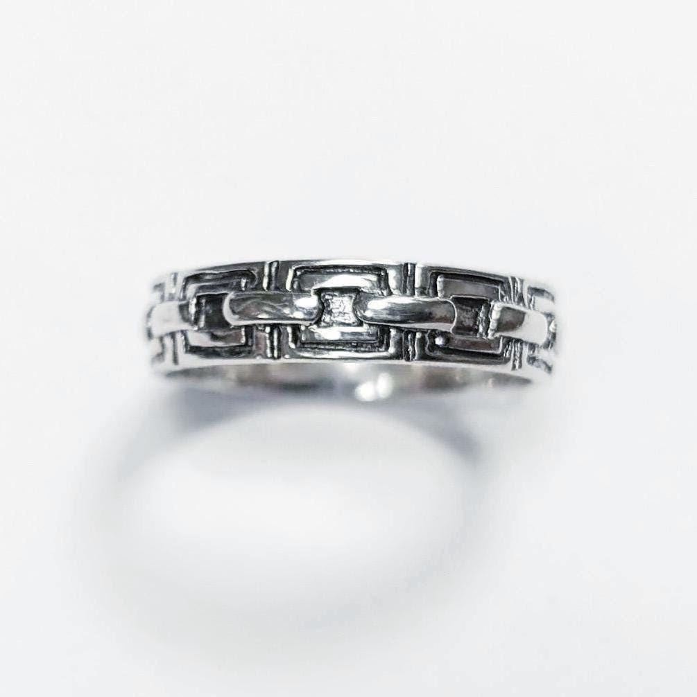 Une bague en argent massif 925 avec un motif Chaînage.
La bague présente un motif détaillé de chaînes entrelacés, créant une surface texturée. Plusieurs vues mettent en valeur le savoir-faire et le design complexe de la bague.
Vu bague de face.
KRAMIKE est une marque de Bijoux de très bonne qualité avec un service clients au TOP.
Artisanat durable local. Fait main. Boutique de confiance aux milliers de ventes.