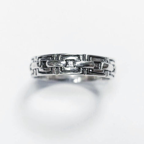 Une bague en argent massif 925 avec un motif Chaînage.
La bague présente un motif détaillé de chaînes entrelacés, créant une surface texturée. Plusieurs vues mettent en valeur le savoir-faire et le design complexe de la bague.
Vu bague de face.
KRAMIKE est une marque de Bijoux de très bonne qualité avec un service clients au TOP.
Artisanat durable local. Fait main. Boutique de confiance aux milliers de ventes.
