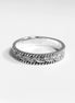 Une bague en argent massif 925 avec un motif tressé. 
La bague présente un motif détaillé de brins entrelacés, créant une surface texturée. Plusieurs vues mettent en valeur le savoir-faire et le design complexe de la bague.
Vu bague posée.
Bijou artisanal durable. Fait main local. Boutique de confiance recommandée 5 étoiles.
KRAMIKE est une marque de Bijoux de très bonne qualité avec un service clients au TOP.