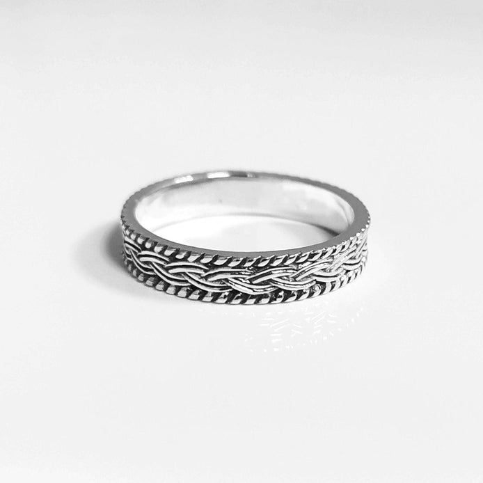 Une bague en argent massif 925 avec un motif tressé. 
La bague présente un motif détaillé de brins entrelacés, créant une surface texturée. Plusieurs vues mettent en valeur le savoir-faire et le design complexe de la bague.
Vu bague posée.
Bijou artisanal durable. Fait main local. Boutique de confiance recommandée 5 étoiles.
KRAMIKE est une marque de Bijoux de très bonne qualité avec un service clients au TOP.