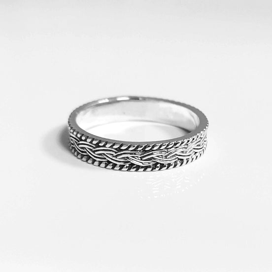 Une bague en argent massif 925 avec un motif tressé. 
La bague présente un motif détaillé de brins entrelacés, créant une surface texturée. Plusieurs vues mettent en valeur le savoir-faire et le design complexe de la bague.
Vu bague posée.
Bijou artisanal durable. Fait main local. Boutique de confiance recommandée 5 étoiles.
KRAMIKE est une marque de Bijoux de très bonne qualité avec un service clients au TOP.
