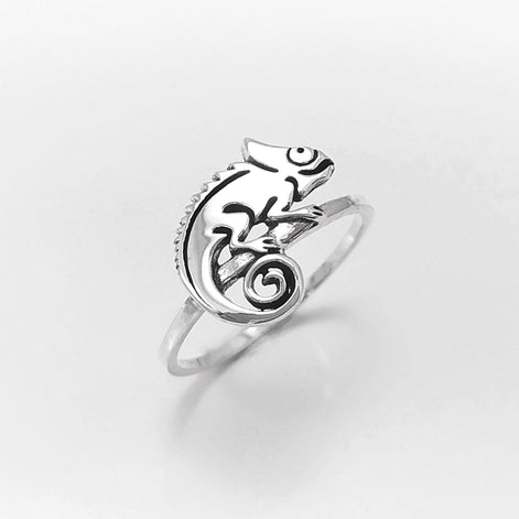 Une bague en argent avec un caméléon délicatement façonné sur le dessus. Le caméléon est sur un anneau en argent massif 925. Sa queue est enroulée.
Il est tout beau, et tranquillement posé. 

C'est une Bague parfaite pour un cadeau. Un bijou en argent 925 classique avec un motif fantaisiste.
Le meilleur du local : fait main, durable. Boutique fiable, milliers d'avis.