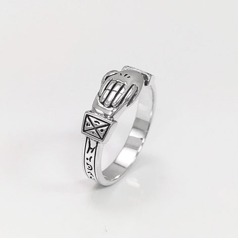 Bague argent 925 FEDE symbole de fidélité et de confiance mutuelle.
Alliance argent pour s'unir simplement.
Deux mains se serrent mutuellement pour sceller une union sacrée.
vu sur le côté.
Qualité artisanale sûre. Local. Durable. Boutique de confiance recommandée.
KRAMIKE est une marque de Bijoux de très bonne qualité avec un service clients au top.
