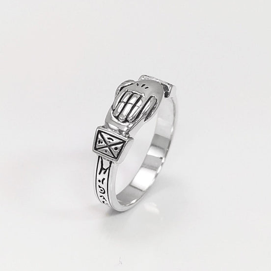 Bague argent 925 FEDE symbole de fidélité et de confiance mutuelle.
Alliance argent pour s'unir simplement.
Deux mains se serrent mutuellement pour sceller une union sacrée.
vu sur le côté.
Qualité artisanale sûre. Local. Durable. Boutique de confiance recommandée.
KRAMIKE est une marque de Bijoux de très bonne qualité avec un service clients au top.