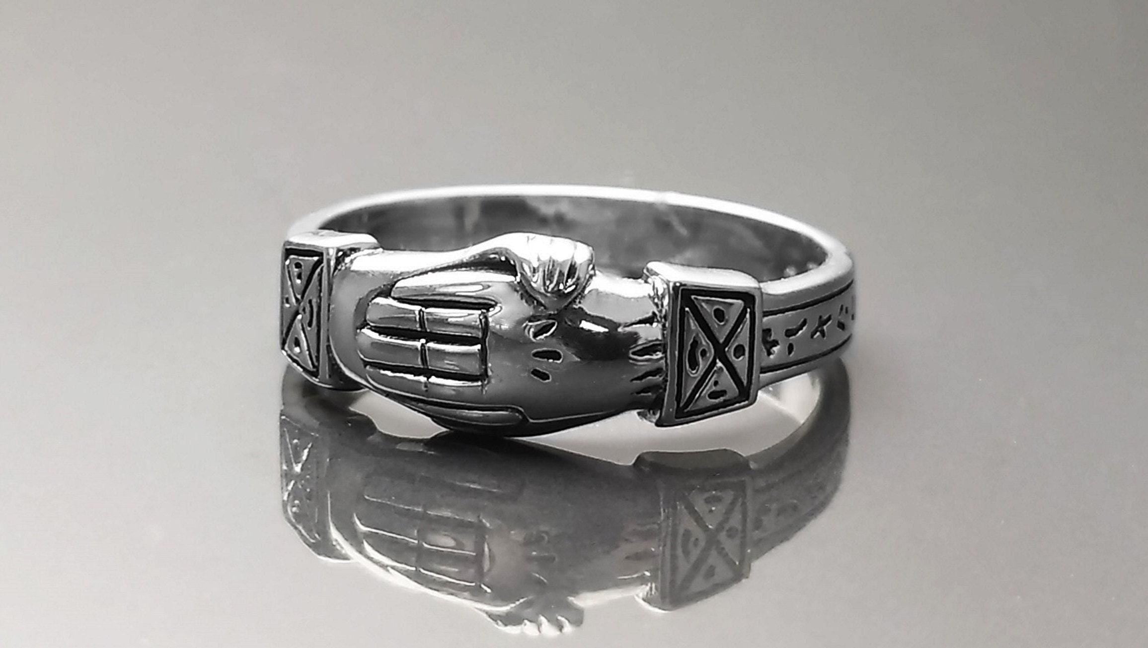 Bague argent 925 FEDE symbole de fidélité et de confiance mutuelle.
Alliance argent pour s'unir simplement.
Deux mains se serrent mutuellement pour sceller une union sacrée.
vu posée face.
Qualité artisanale sûre. Local. Durable. Boutique de confiance recommandée.
