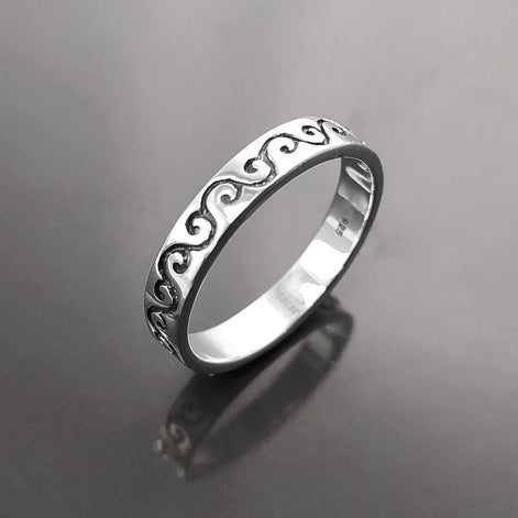 Bague Fine en Argent Massif 925 avec un motif régulier central. une frise de courbe qui va vers le haut et vers le bas.
vu d'en bas.
Bijou durable. Boutique aux milliers d'avis. Qualité créateur local.