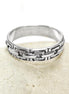 Une bague en argent massif 925 avec un motif Chaînage.
La bague présente un motif détaillé de chaînes entrelacés, créant une surface texturée. Plusieurs vues mettent en valeur le savoir-faire et le design complexe de la bague.
Vu bague posée sur une pierre.
Artisanat durable local. Fait main. Boutique de confiance aux milliers de ventes.
KRAMIKE est une marque de Bijoux de très bonne qualité avec un service clients au top.