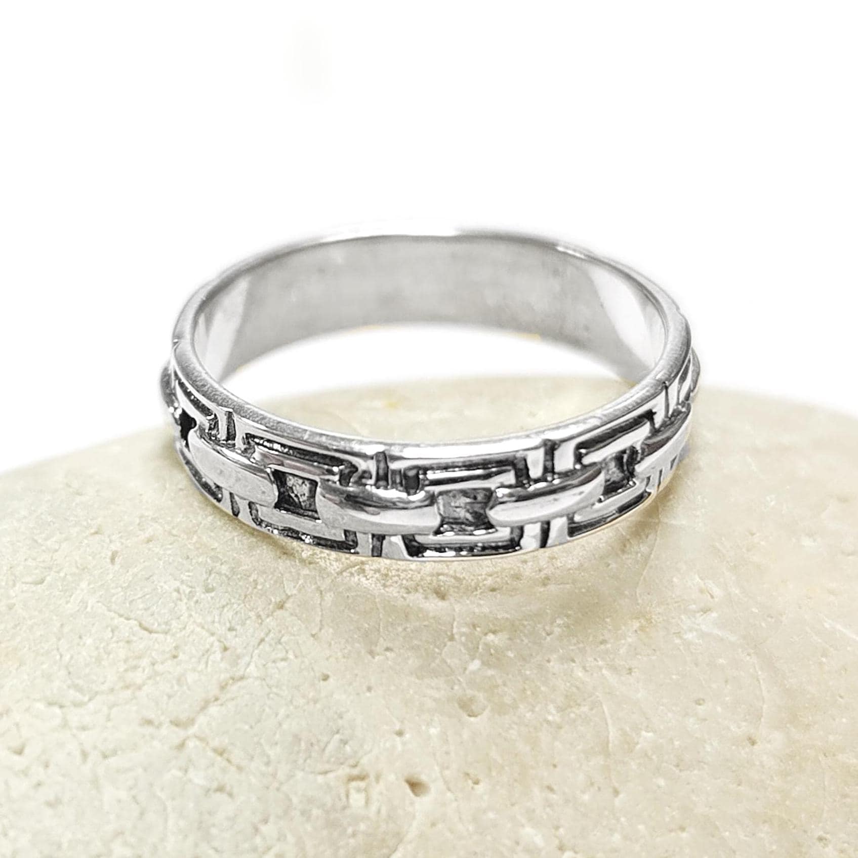 Une bague en argent massif 925 avec un motif Chaînage.
La bague présente un motif détaillé de chaînes entrelacés, créant une surface texturée. Plusieurs vues mettent en valeur le savoir-faire et le design complexe de la bague.
Vu bague posée sur une pierre.
Artisanat durable local. Fait main. Boutique de confiance aux milliers de ventes.
KRAMIKE est une marque de Bijoux de très bonne qualité avec un service clients au top.