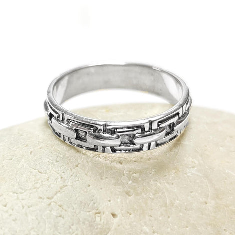 Une bague en argent massif 925 avec un motif Chaînage.
La bague présente un motif détaillé de chaînes entrelacés, créant une surface texturée. Plusieurs vues mettent en valeur le savoir-faire et le design complexe de la bague.
Vu bague posée sur une pierre.
Artisanat durable local. Fait main. Boutique de confiance aux milliers de ventes.
KRAMIKE est une marque de Bijoux de très bonne qualité avec un service clients au top.