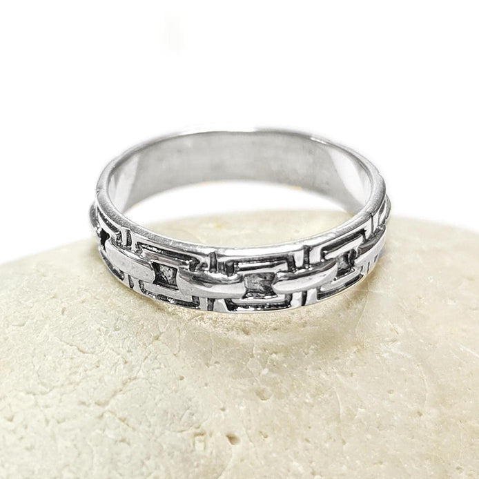 Une bague en argent massif 925 avec un motif Chaînage.
La bague présente un motif détaillé de chaînes entrelacés, créant une surface texturée. Plusieurs vues mettent en valeur le savoir-faire et le design complexe de la bague.
Vu bague posée sur une pierre.
Artisanat durable local. Fait main. Boutique de confiance aux milliers de ventes.
KRAMIKE est une marque de Bijoux de très bonne qualité avec un service clients au top.