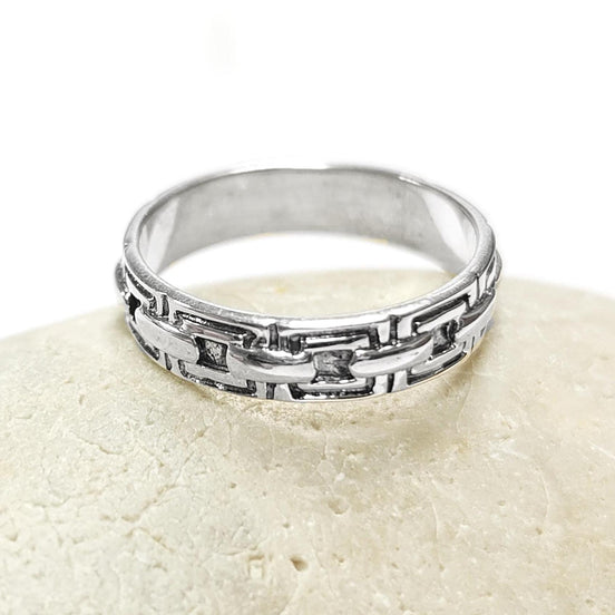 Une bague en argent massif 925 avec un motif Chaînage.
La bague présente un motif détaillé de chaînes entrelacés, créant une surface texturée. Plusieurs vues mettent en valeur le savoir-faire et le design complexe de la bague.
Vu bague posée sur une pierre.
Artisanat durable local. Fait main. Boutique de confiance aux milliers de ventes.
KRAMIKE est une marque de Bijoux de très bonne qualité avec un service clients au top.