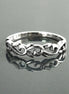 Une bague en argent massif 925 avec un anneau fin et arrondi avec un motif incurvé en relief sur la face. La bague a une finition polie, reflétant la lumière. La bague est un anneau à motif filigrané. Vu de face.
Qualité artisanale sûre. Local. Durable. Boutique de confiance recommandée.
