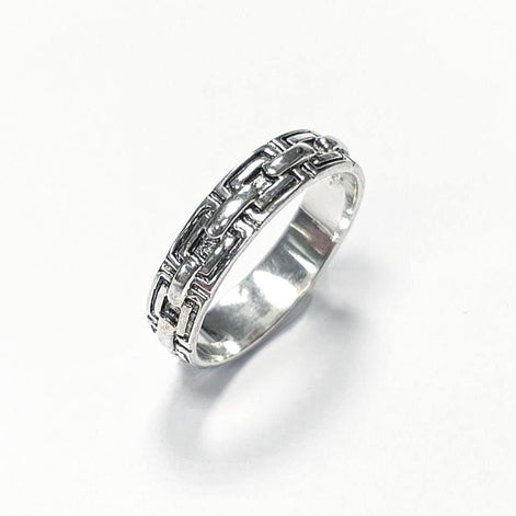 Une bague en argent massif 925 avec un motif Chaînage.
La bague présente un motif détaillé de chaînes entrelacés, créant une surface texturée. Plusieurs vues mettent en valeur le savoir-faire et le design complexe de la bague.
Vu bague sur le côté.
Artisanat durable local. Fait main. Boutique de confiance aux milliers de ventes.