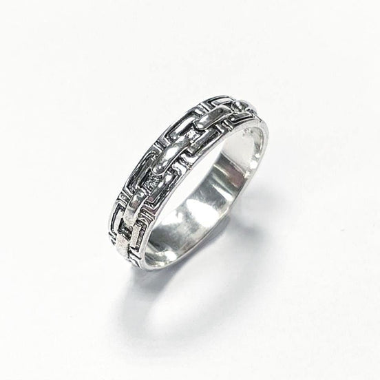 Une bague en argent massif 925 avec un motif Chaînage.
La bague présente un motif détaillé de chaînes entrelacés, créant une surface texturée. Plusieurs vues mettent en valeur le savoir-faire et le design complexe de la bague.
Vu bague sur le côté.
Artisanat durable local. Fait main. Boutique de confiance aux milliers de ventes.