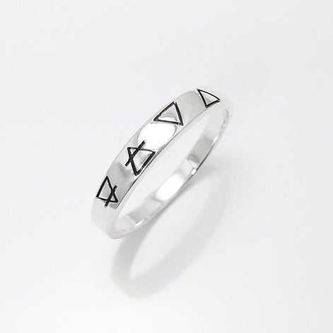 Une bague en argent avec quatre symboles gravés : un cercle avec une ligne qui le traverse, un triangle, un triangle inversé et un triangle avec une ligne qui le traverse.
Bague quatre éléments de la Planète Terre, argent 925, anneau des 4 élément symboles terrien : terre air eau feu, bijoux astrologie .
VU DE Côté.
Bijou artisanal durable. Fait main local. Boutique de confiance recommandée.