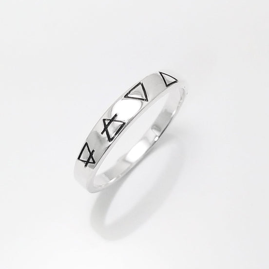 Une bague en argent avec quatre symboles gravés : un cercle avec une ligne qui le traverse, un triangle, un triangle inversé et un triangle avec une ligne qui le traverse.
Bague quatre éléments de la Planète Terre, argent 925, anneau des 4 élément symboles terrien : terre air eau feu, bijoux astrologie .
VU DE Côté.
Bijou artisanal durable. Fait main local. Boutique de confiance recommandée.