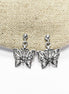 Une paire de boucles d'oreilles pendantes en argent en forme de papillon. Les boucles d'oreilles présentent un design délicat et complexe avec un motif de filigrane. 
Boucles d'oreilles papillon en Argent 925, Symbole de la Métamorphose, du renouvellement et du commencement d'un nouveau chapitre de vie.
Boucles vu de face. Des Papillons en filigrane sur tige.
Durable, fait main, local. Créateurs sûrs. Boutique aux milliers d'avis.
