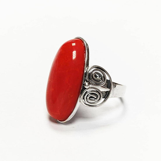 Bague en argent ornée d'une grosse pierre rouge vif de forme ovale. 
Le sertissage de la bague est en argent massif 925, avec un motif tourbillonnant décoratif sur le côté. 
La pierre centrale est poli avec un rouge vif.
La bague est facile à porter, et se marie très bien avec les vêtements au quotidien. Vu sur le côté.
Le meilleur du local : fait main, durable. Boutique fiable, milliers d'avis.
KRAMIKE est une marque de Bijoux de très bonne qualité avec un service clients au TOP.