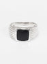 Peut inclure: Une bague en argent avec une pierre carrée noire sertie au centre. La bande de la bague a un design texturé.