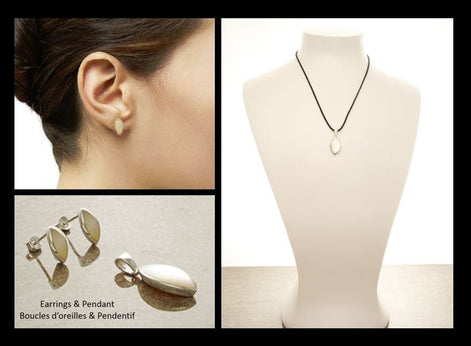 Un ensemble de boucles d'oreilles et un collier avec un pendentif en argent 925. Les boucles d'oreilles et le pendentif sont de forme ovale et sertis de nacre blanche. Des bijoux fait main par des petits créateurs talentueux avec des matières nobles. Un achat dans une Boutique fiable pour un cadeau réussi.