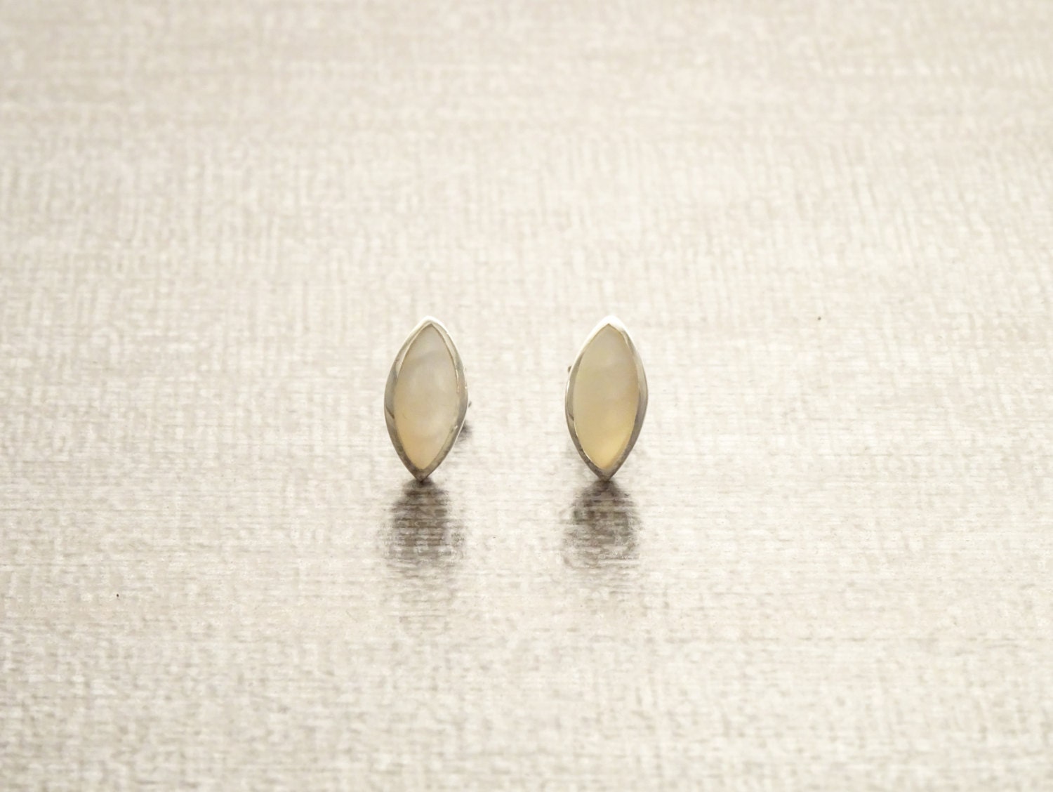 Une paire de boucles d'oreilles en argent serties de nacre ovale blanche. Une paire de boucle moderne fait main par des petits créateurs reconnus avec des matières naturelles. Une Boutique fiable (milliers d'avis positifs) pour un achat sécurisé.