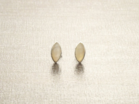 Une paire de boucles d'oreilles en argent serties de nacre ovale blanche. Une paire de boucle moderne fait main par des petits créateurs reconnus avec des matières naturelles. Une Boutique fiable (milliers d'avis positifs) pour un achat sécurisé.