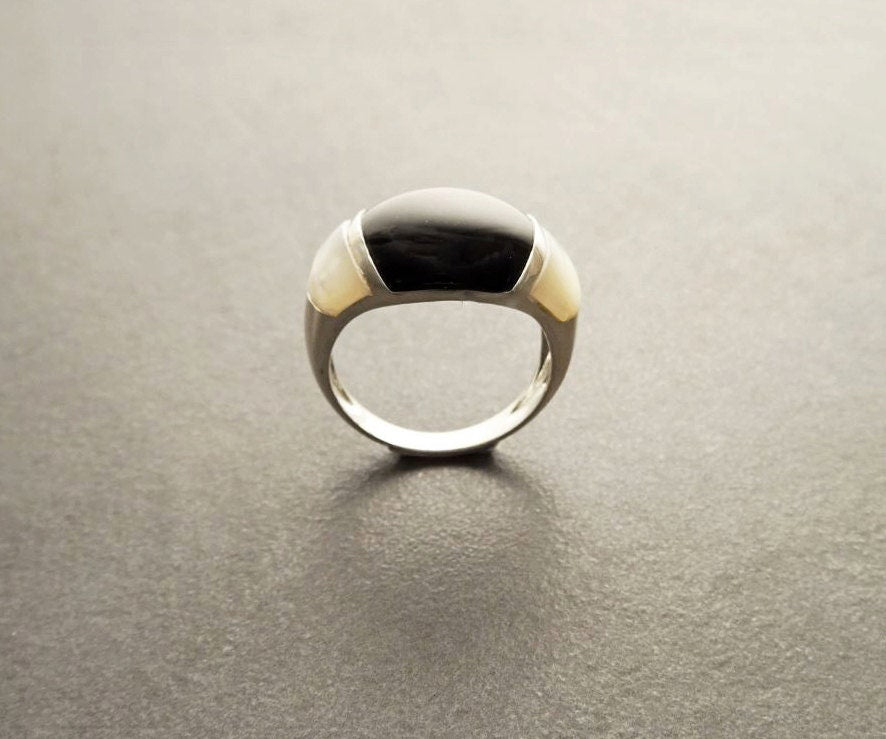 Black Domed Ring Sterling Silver, Domed Band jewelry, Bicolor Two tones Stones White Mother of Pearl, Onyx Stone, Minimalist Modern Design